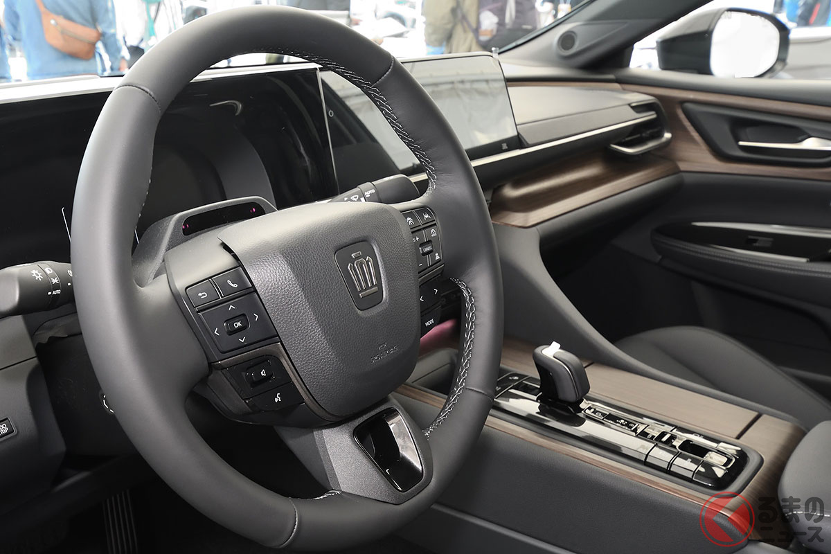 木目内装で高級感アップした新型「クラウンセダン」