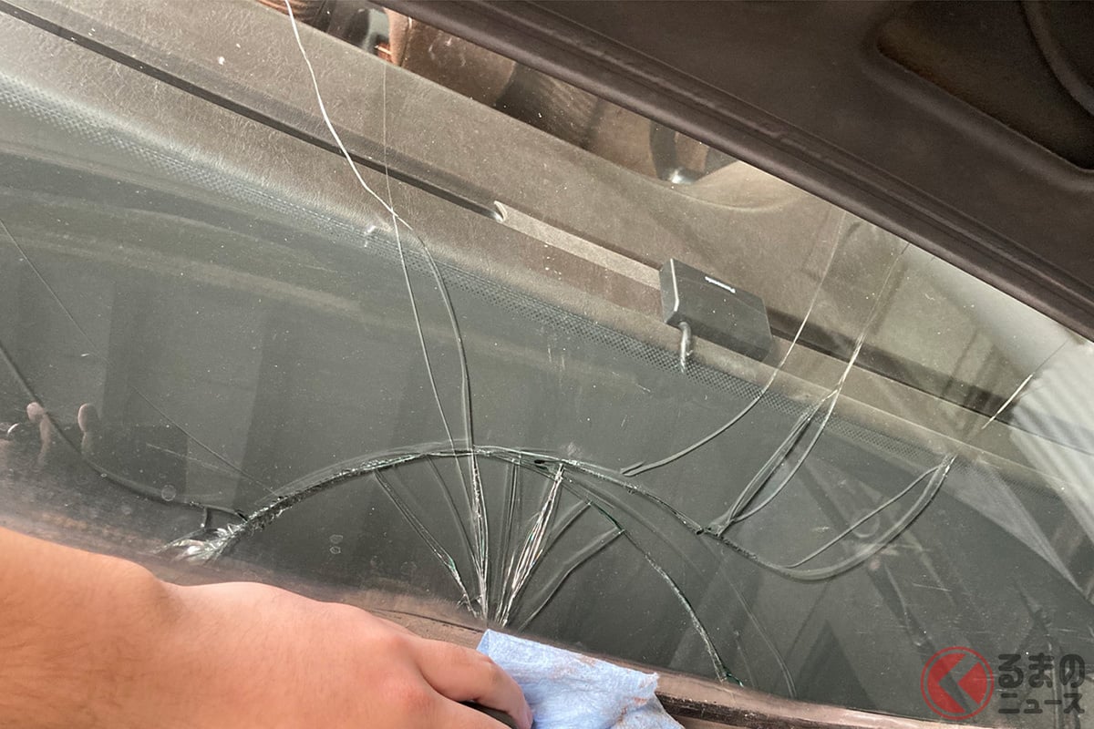 炎天下にクルマを放置すると小さな傷が割れの原因になることも!(画像はイメージ)