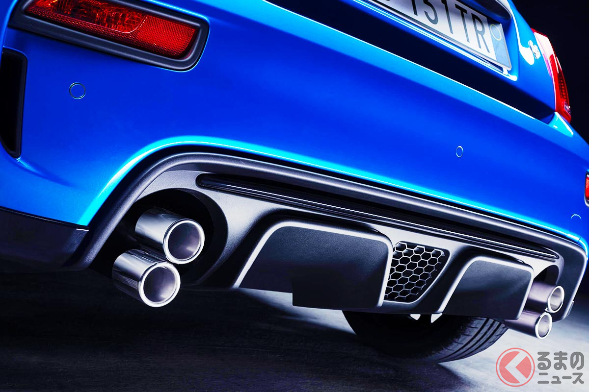 アバルト「695 トリビュート131ラリー」は大胆なレイアウトのエキゾーストパイプを採用