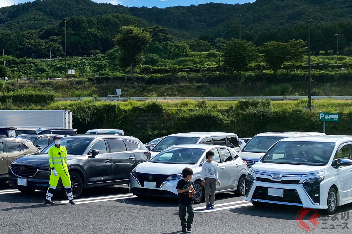 SAやPAで優先されるのは「クルマ」と「歩行者」どちらなのか?