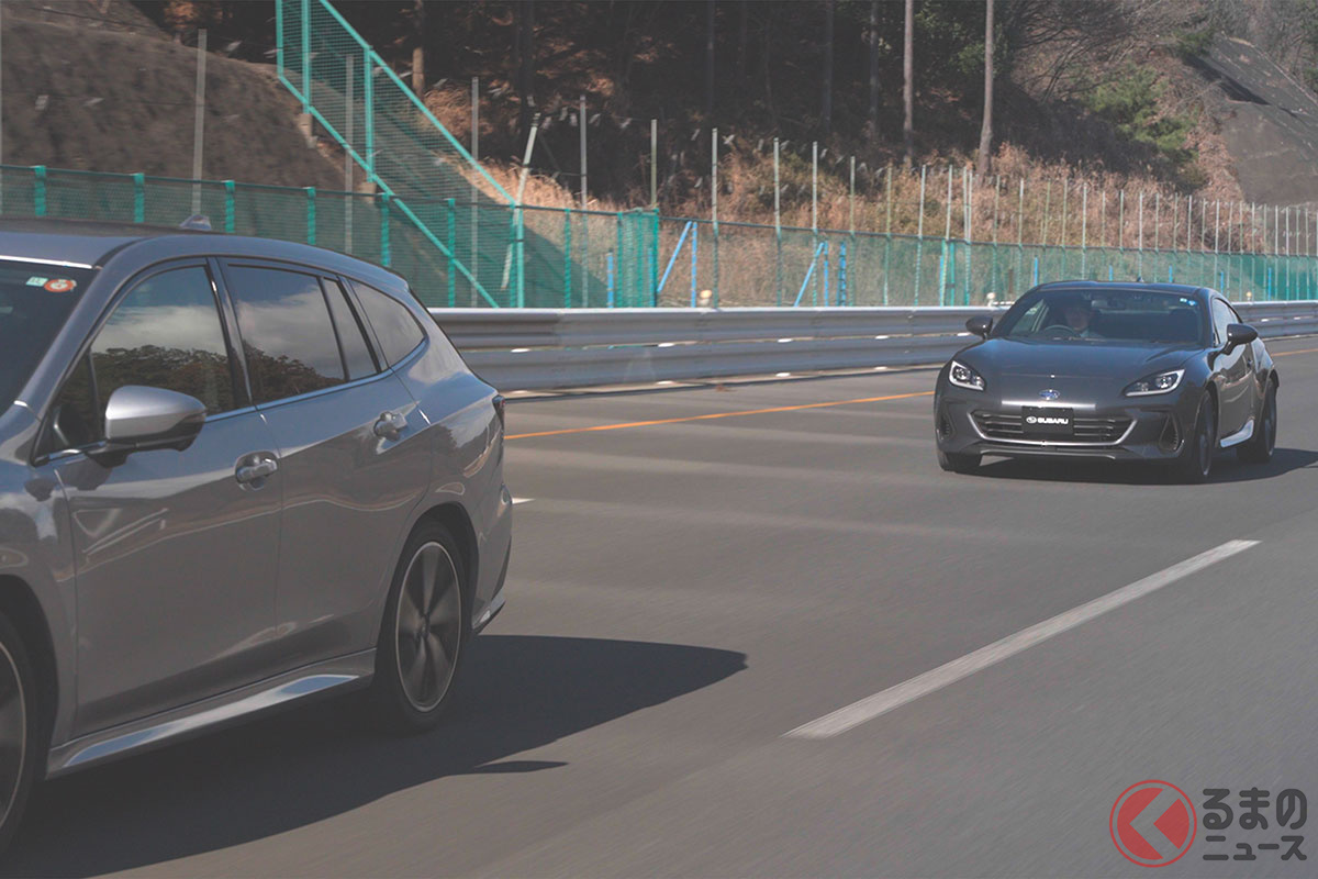 先行車両に追従するBRZのMT車