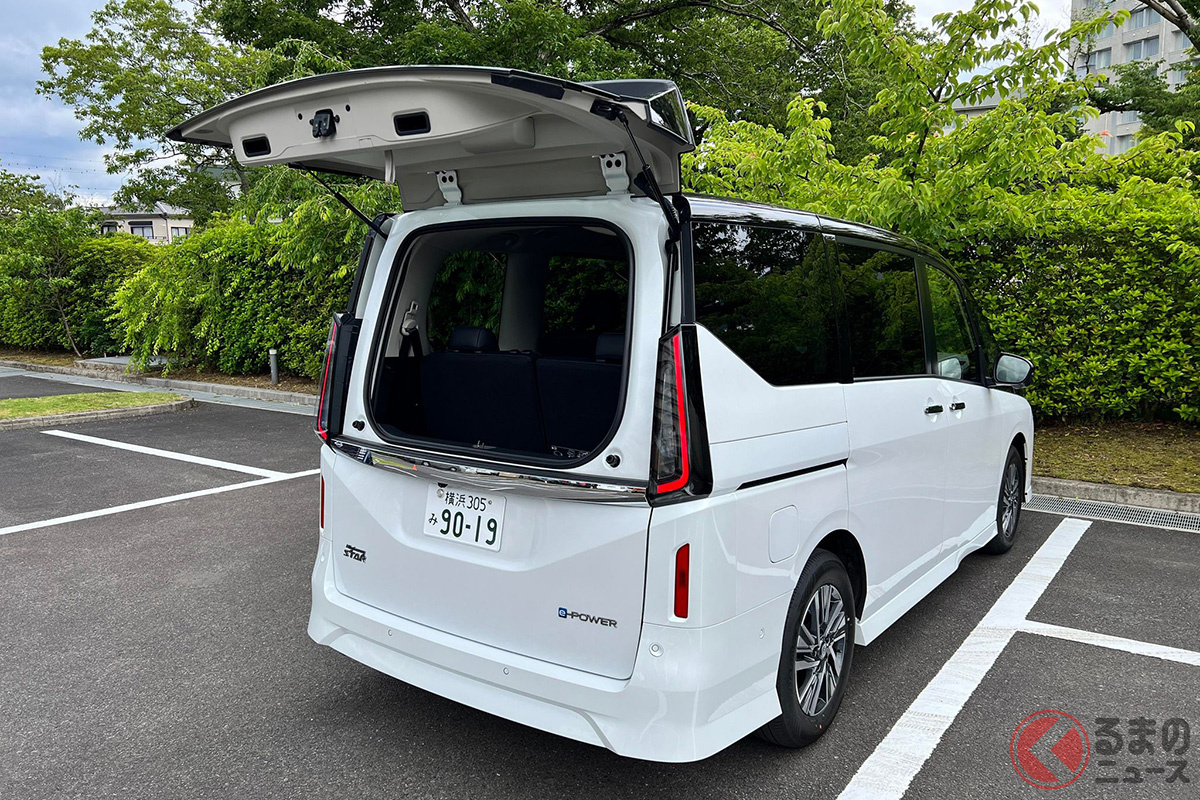 日産「セレナ」は先代から引き続きドアの上半分を開閉できる「デュアルバックドア」を採用している