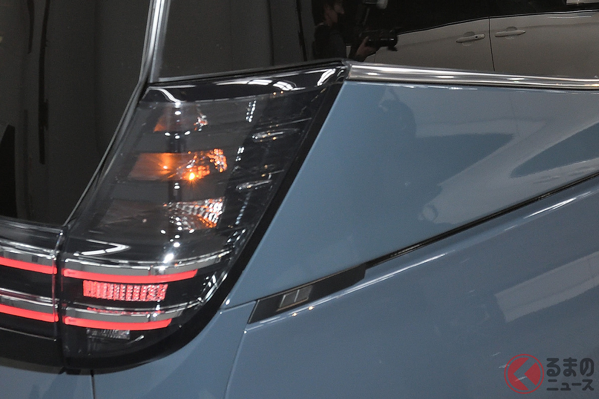 トヨタ新型「ノア/ヴォクシー」では狭いスペースでも開閉がしやすいように操作スイッチをボディサイドに変更