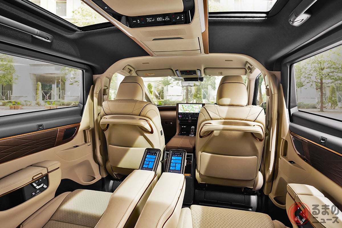 頭上空間を活かしたコンソールを新採用