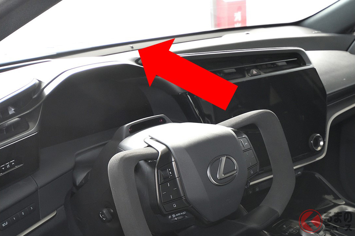 レクサス・RZのダッシュボード中央には突起物が備わっている