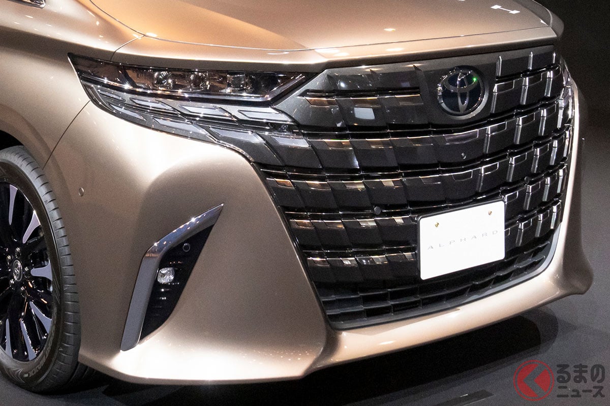新型アルファードはフロントの専用エンブレムがなくなった!