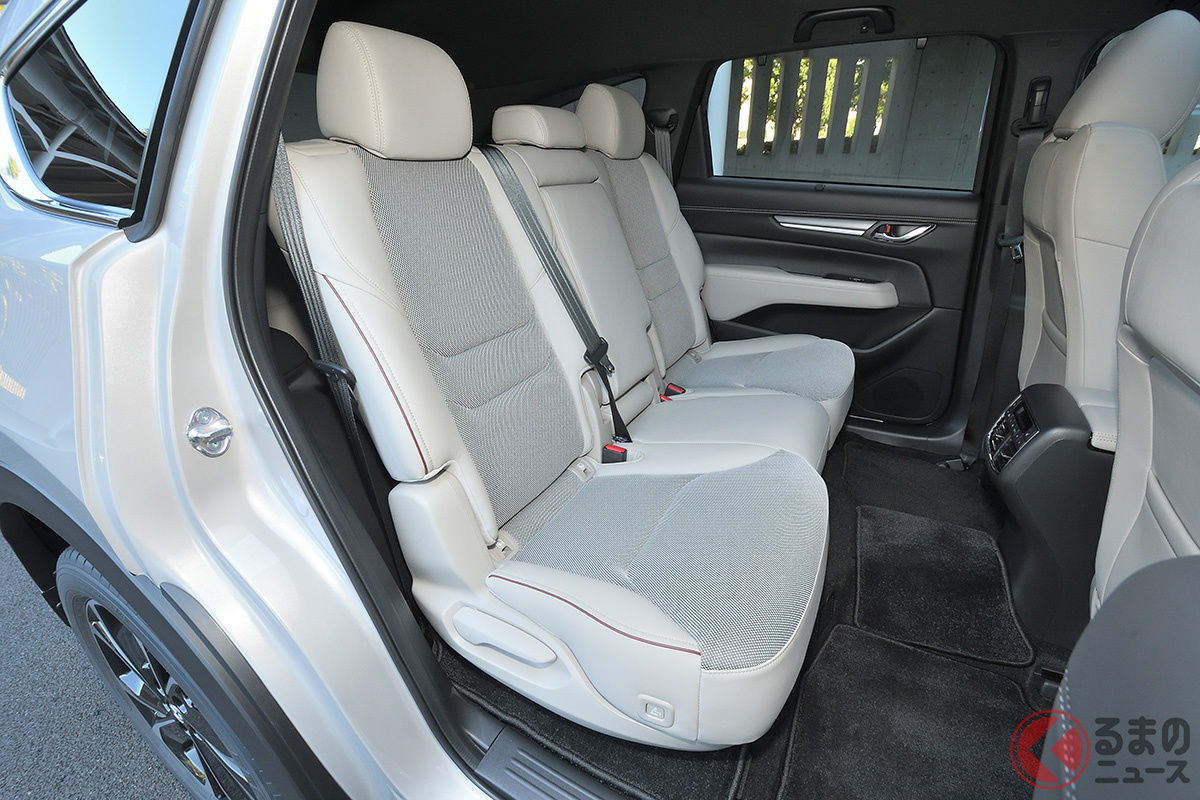 アイボリーやベージュなど淡色系とデニム素材の組み合わせは要注意!