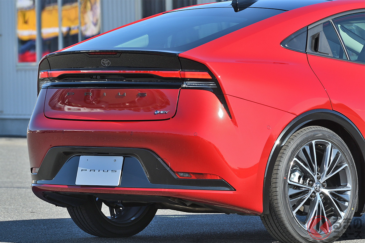最新のトヨタ「プリウス」(2023年1月発売)では、ハッチバック型のボディながらリアワイパーを廃止しています