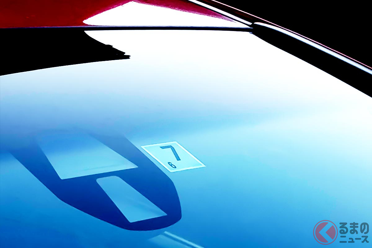 「貼り付け位置の変更」が車検切れ運行を防ぐことができるのか、注目が集まります(※画像は従来の位置)