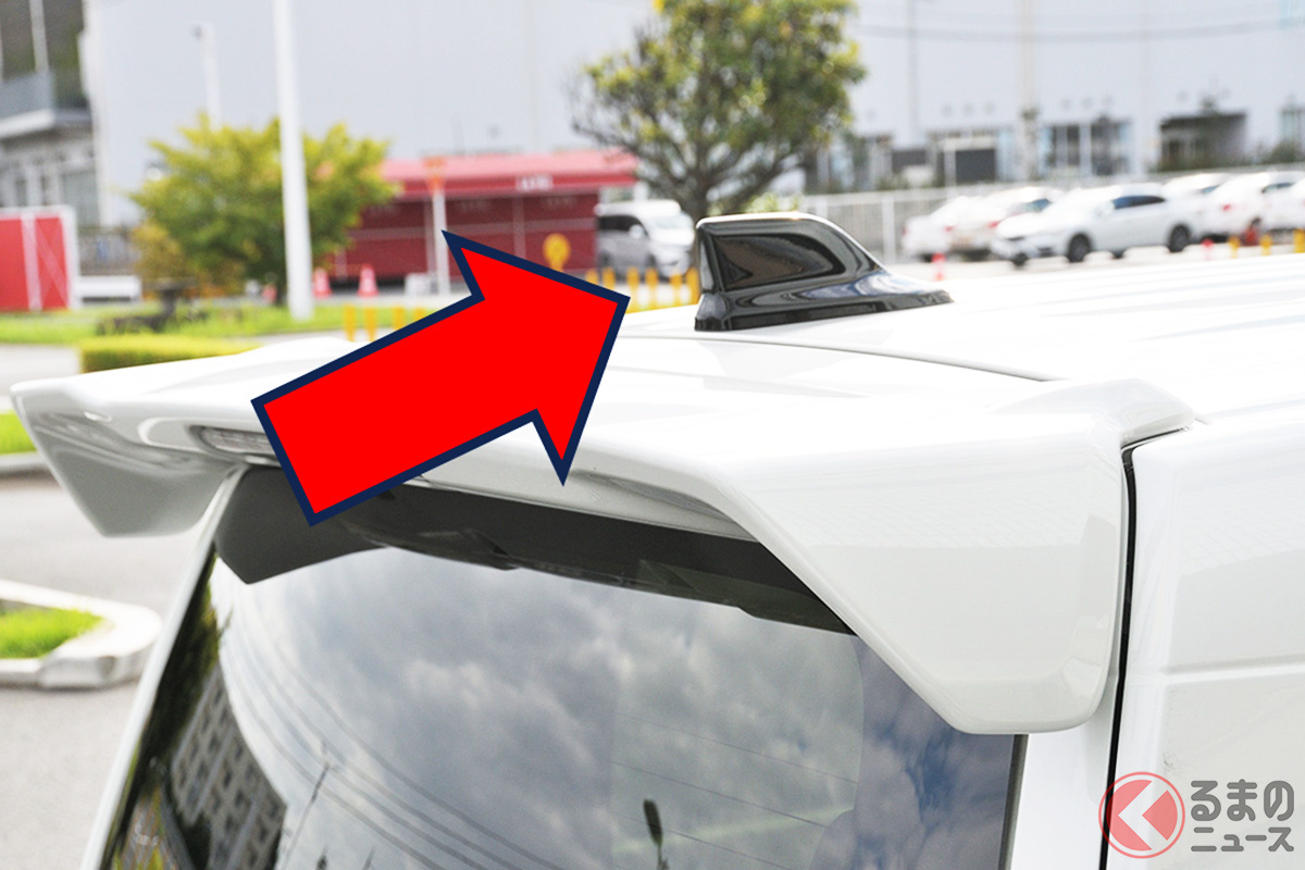 クルマのルーフにある「謎の突起物」 何の意味があるのか?(画像はホンダ「N-WGN Custom」)