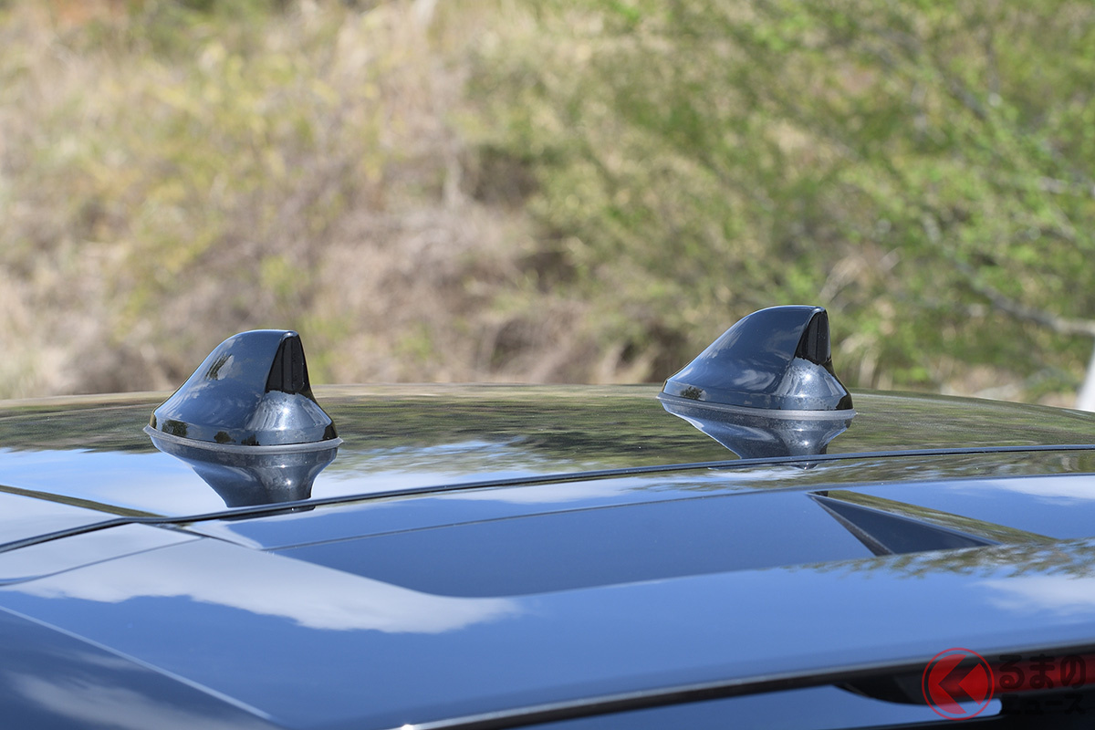 日産「アリア」には一部グレードでシャークフィンアンテナが2つ取り付けられている