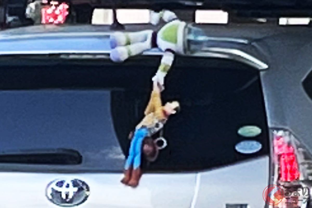 うぉーウッディが落ちる! あの映画のワンシーンを再現した人形、よく見るけど違反じゃない?