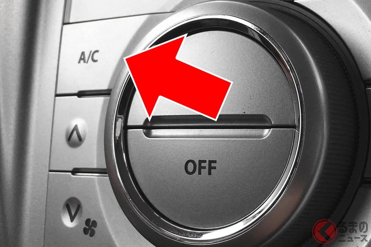 クルマのインパネをよく見ると「A/C」と書かれたボタンが付いている