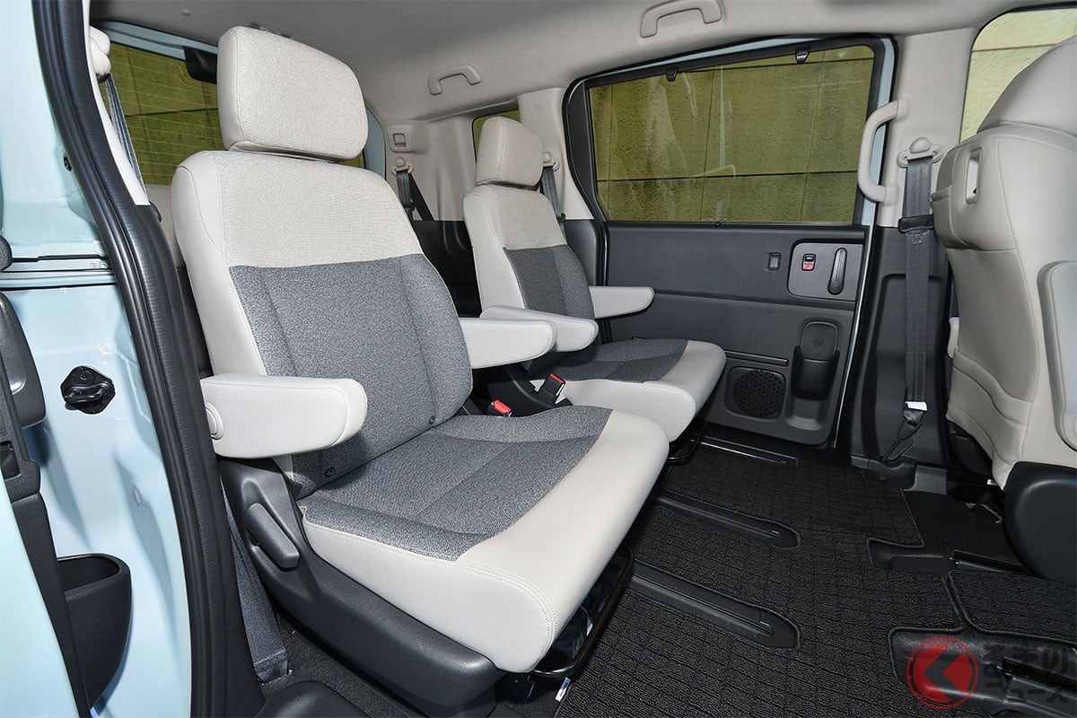新型「フリード」はセカンドシート(2列目席)を左右独立のキャプテンシートとした3列・6人乗り仕様を中心にラインアップ
