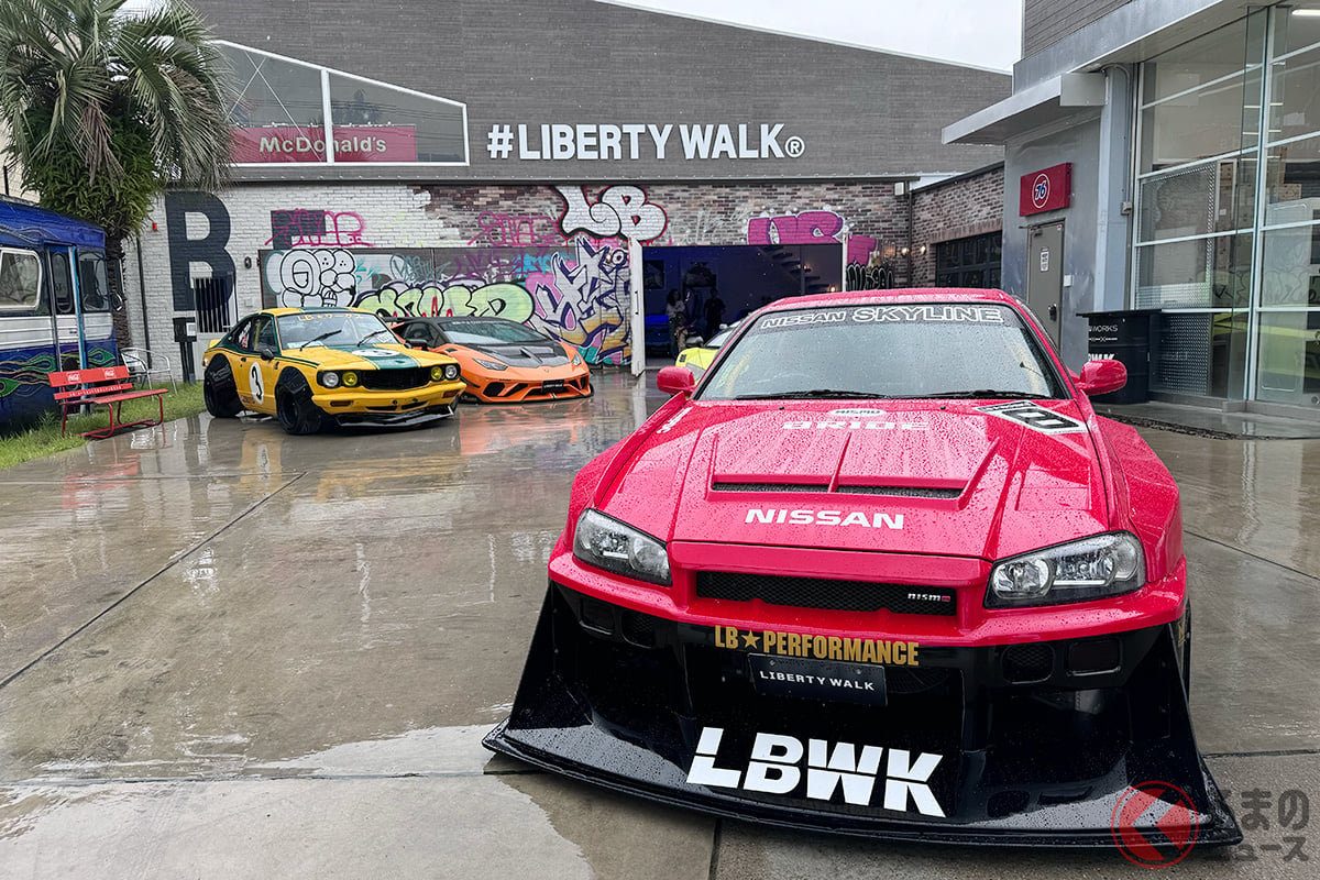 Liberty Walk Miami Garageに展示してある「LB-ER34 スーパーシルエットスカイラインR34」（手前）