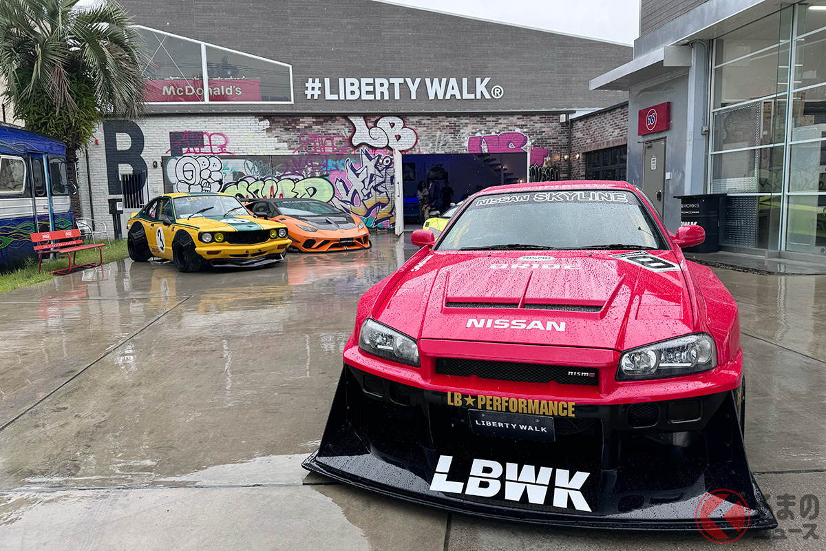 Liberty Walk Miami Garageに展示してある「LB-ER34 スーパーシルエットスカイラインR34」(手前)