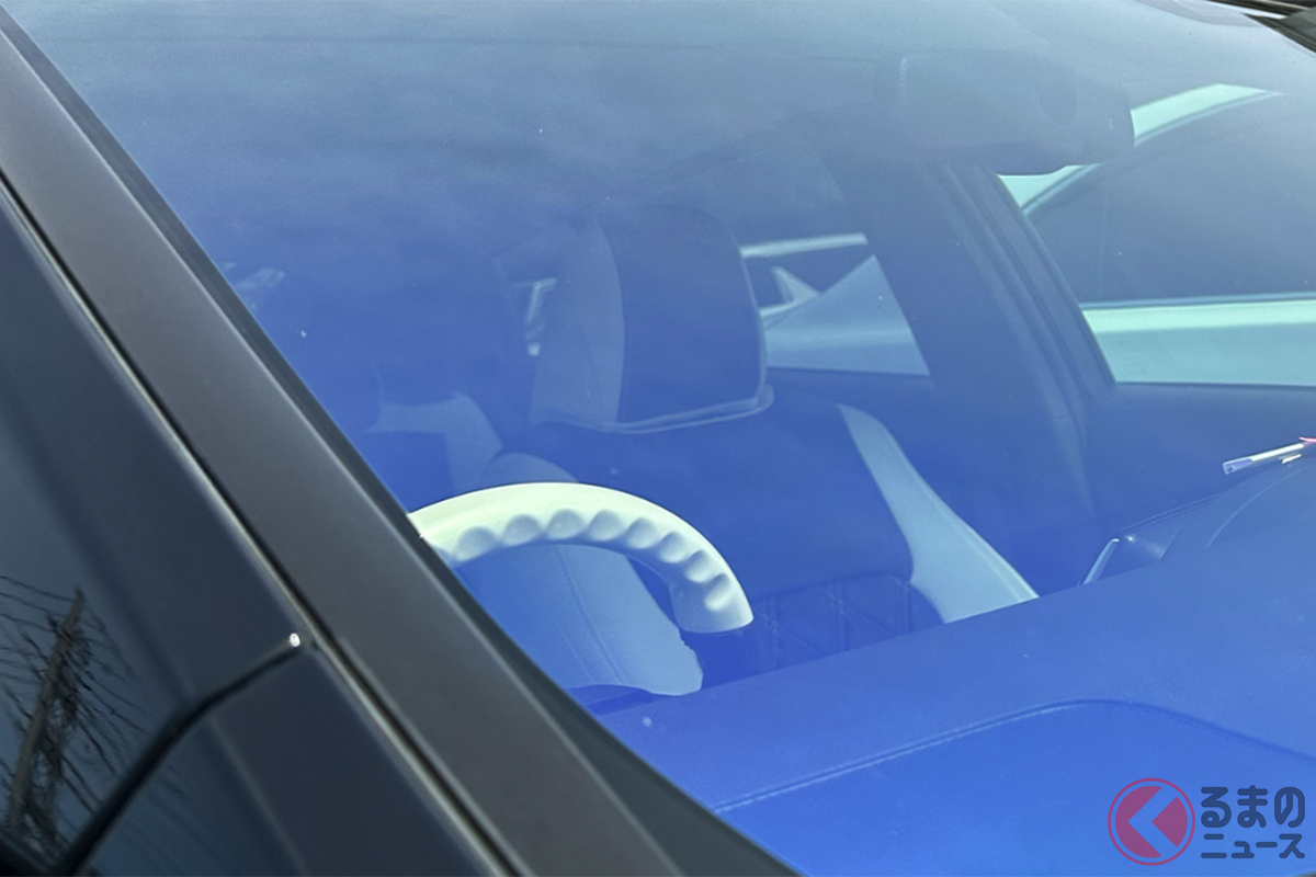 オーロラフィルムが貼られたクルマ(画像はイメージ)