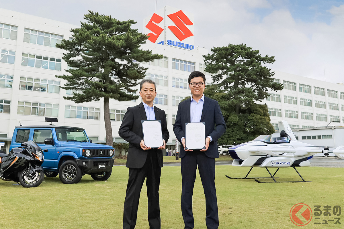 調印式の様子(左: スズキ 常務役員 神代 英俊 右:SkyDrive 代表取締役CEO 福澤 知浩(敬称略))