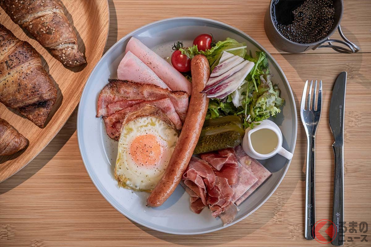 アクティビティに備えてしっかり食べたいなら「生ハム&ミートプレート」(各2750円、消費税込)がおすすめ。焼き立てパンのブッフェやドリンクバーつきです(撮影:下城英悟)