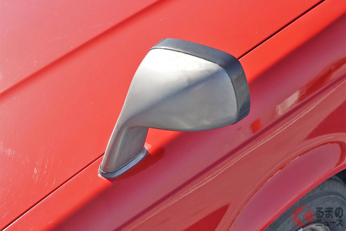 昔は当たり前だった! ボンネットの上に備わる懐かしいアイテム「フェンダーミラー」とは