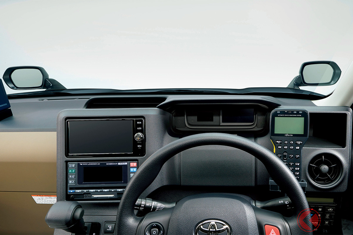 ドライバーから見るとこんな感じ! トヨタのタクシー専用車両「JPN TAXI(ジャパンタクシー)」に今も備わるフェンダーミラー