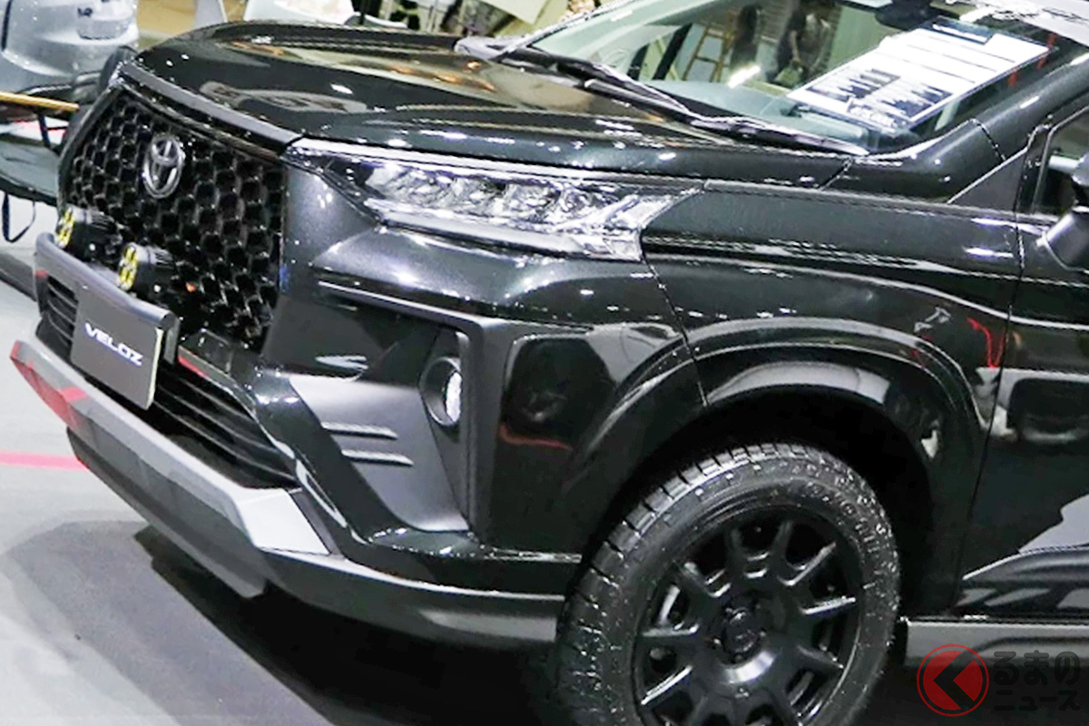 タイ・バンコクオートサロン2023に出展された、トヨタのクロスオーバーミニバン「ヴェロズ」カスタム仕様「ヴェロズ ブラックフォレスト」