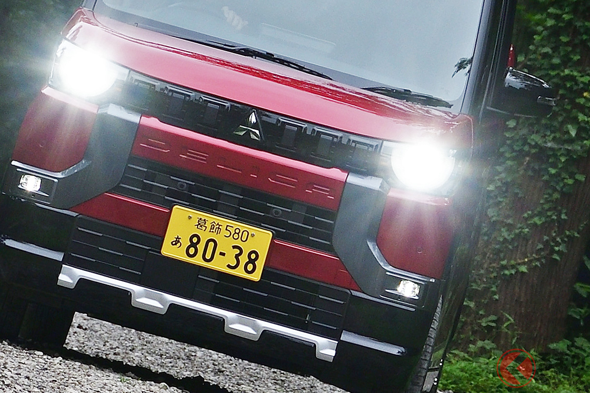 夕暮れ時は歩行者との交通事故も多く、安全のためにも早めのヘッドライト点灯が求められます