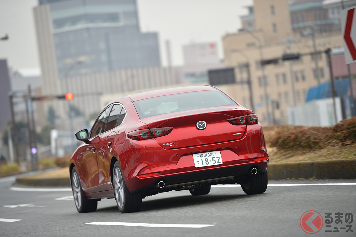 マツダには「マツダ3」と「マツダ6」のセダンがラインナップ(画像はマツダ3)