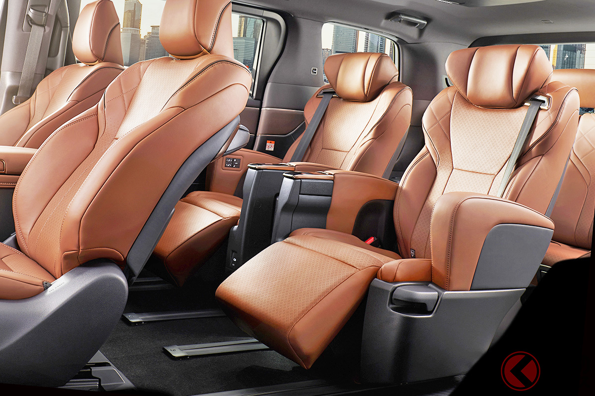 ゴージャスすぎ! 写真は専用のブラウン内装色を採用した新型「ヴェルファイア」の最上級グレード「Executive Lounge(エグゼクティブラウンジ)」