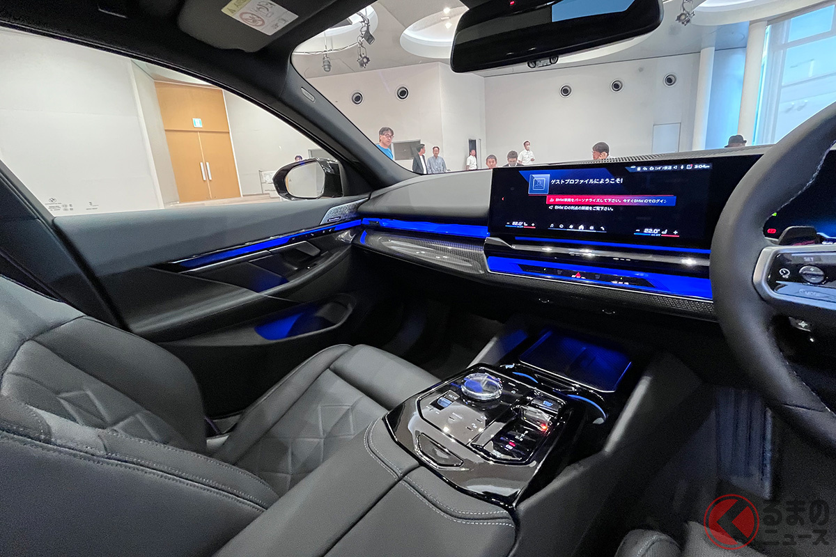 青い光に包まれるBMW新型「5シリーズ」