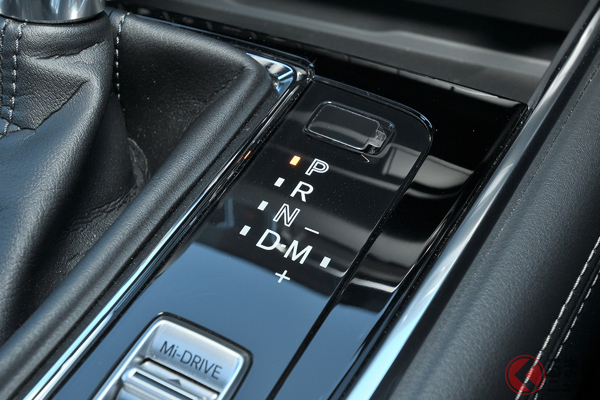 マツダ車では「シフトロック解除ボタン」にカバーが付いている