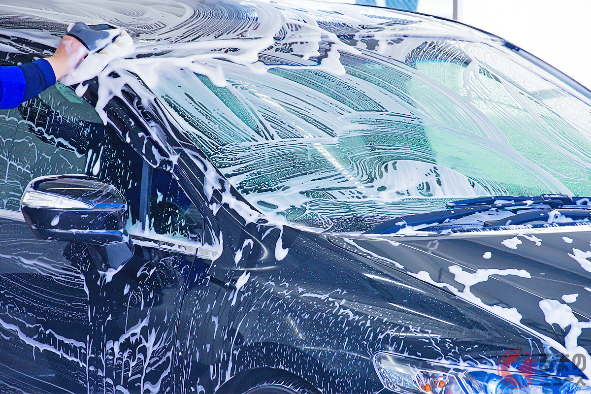 窓や車体の水アカ汚れはまず洗車用のカーシャンプーを泡立てて、優しくていねいに洗ってみましょう［画像はイメージです］