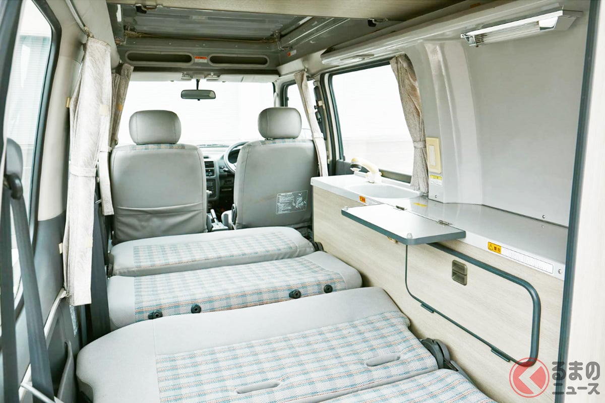 頭上にはさらにもうひとつの「寝床」がある!? 全長3.5mながら本格的な純正キャンピングカー「ドミンゴ アラジン キャンパー」。シートの上に敷く専用のベッドマットも用意されていました