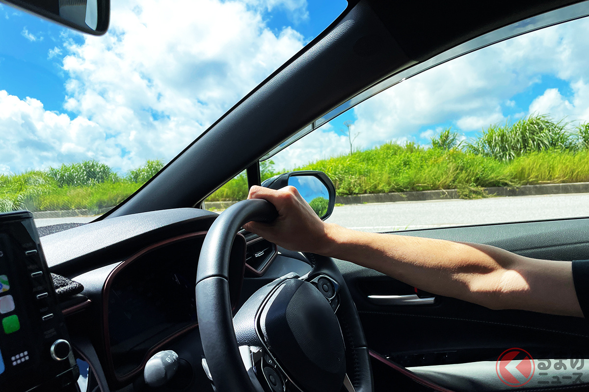 夏の車内は高温となる。エアコンを作動させても体調管理のために水分はこまめに補給するのがいい。また長時間同じ姿勢を続けるではなくこまめな休憩を!