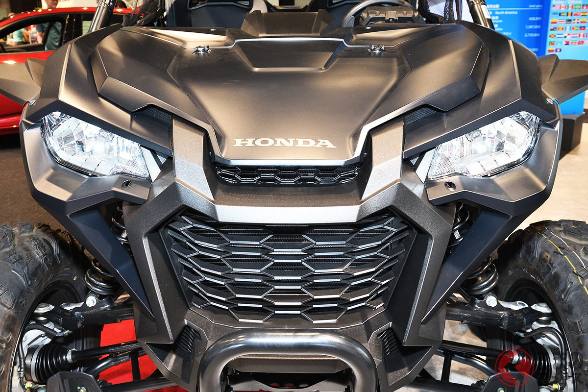 「トランスフォーマー」?「ガンダム顔」? ホンダ本社で展示中