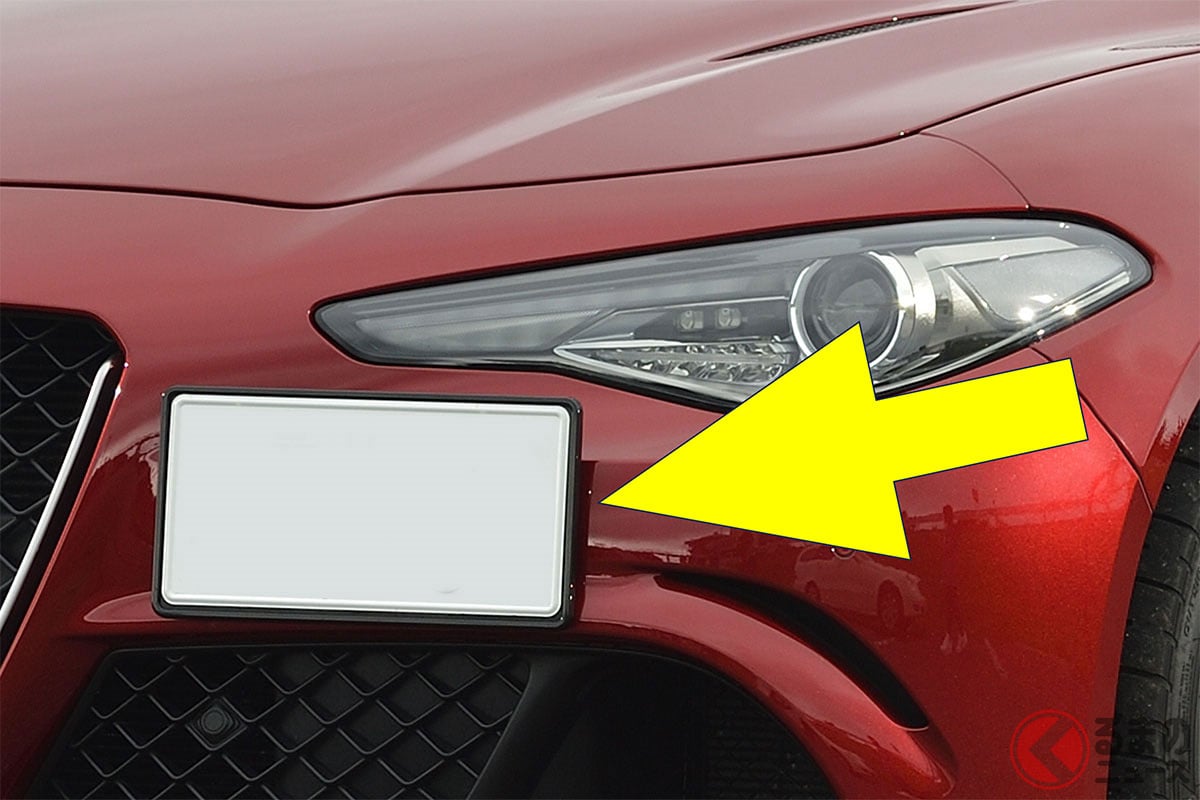 右にオフセットして設置されたナンバープレート