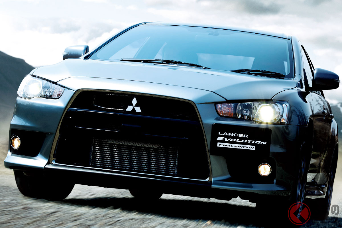 ナンバープレートを助手席側に装着する三菱「ランサーエボリューションX」