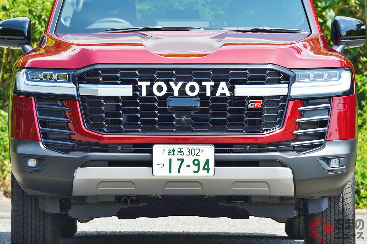 トヨタ「ランドクルーザー300」は2021年に約14年ぶりのフルモデルチェンジで誕生したシリーズのフラッグシップモデルです(写真は「GRスポーツ」)