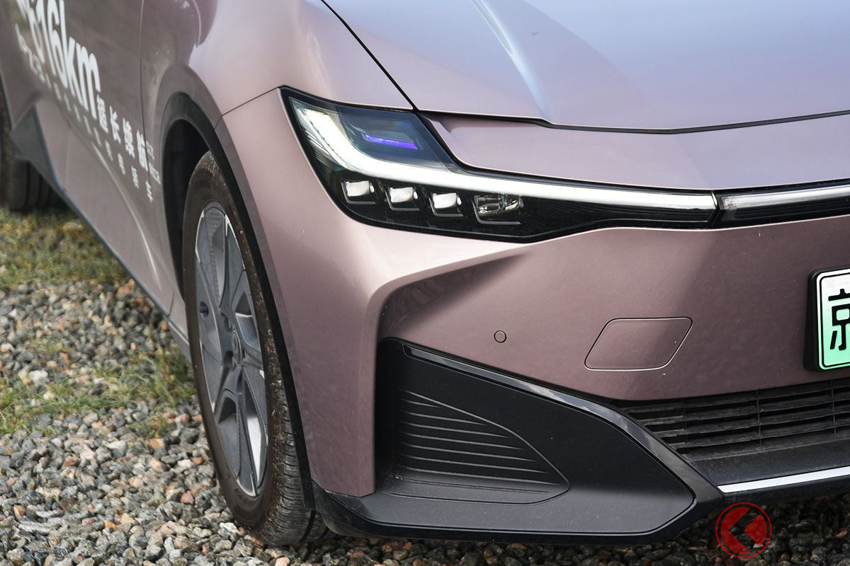 えっ!めちゃカッコいい! トヨタの4ドアセダン「bZ3」とは