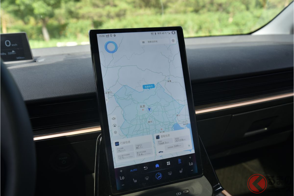 インパネ中央には12.8インチの縦型ディスプレイを採用!