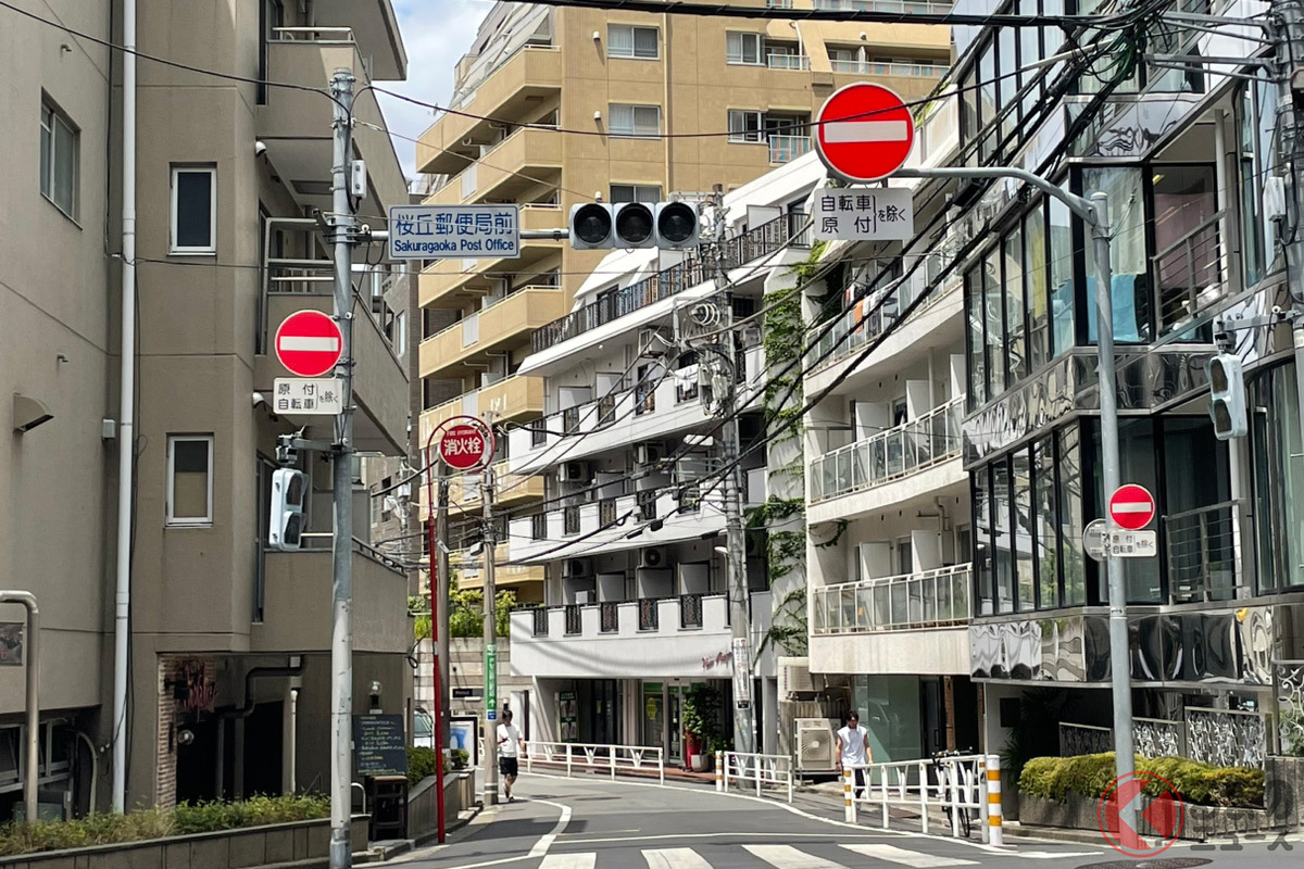 一方通行の出口には「車両通行止め」の標識の下には補助標識で「自転車/原付を除く」と書かれている