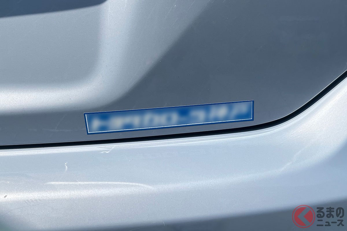 クルマの後ろに貼られているディーラーステッカー