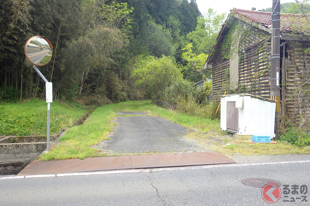 道路脇の私有地などでは勝手にUターンしてはダメ