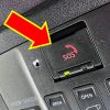 車内の頭上にある「謎のボタン」なんの意味？ 「押したらどうなる？」  意外と知らない「押した後何が」起こるのか