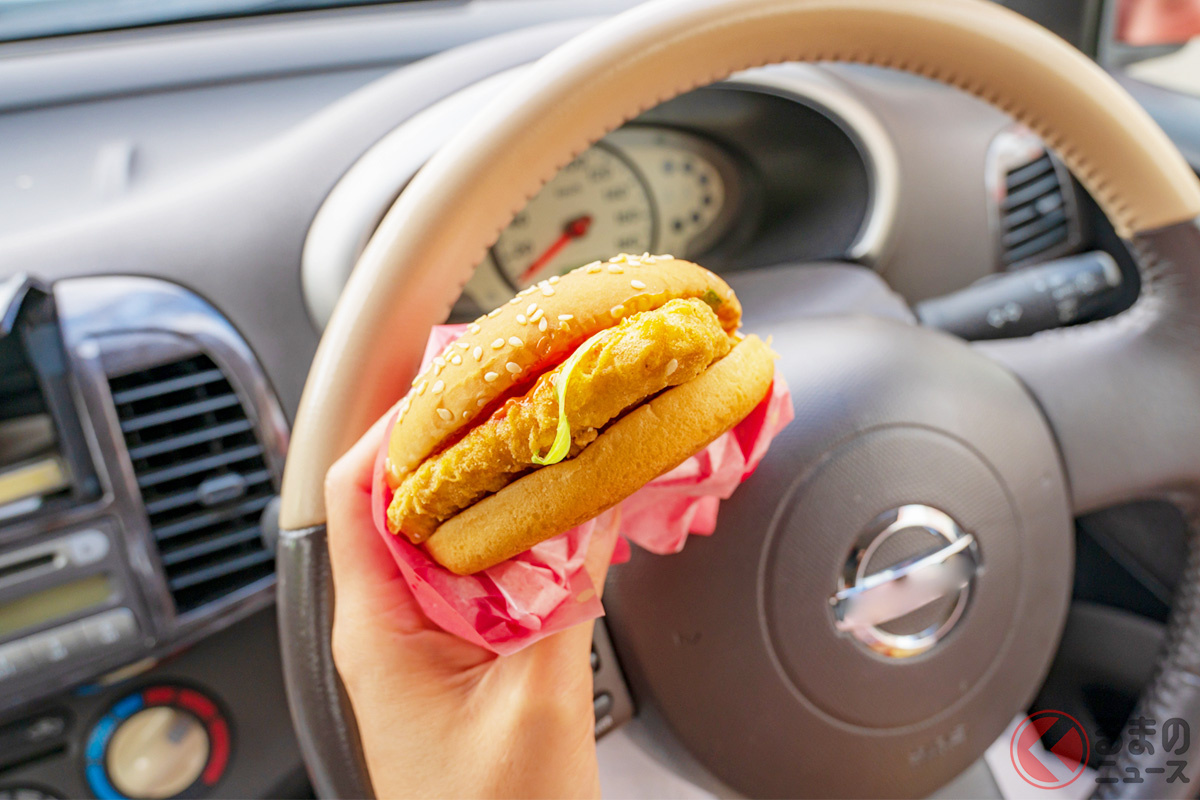 車内で食べるハンバーガーとコーラってなんであんなに美味しいんだろ… うわっ、こぼしちゃった！ どうする!?［画像はイメージです］