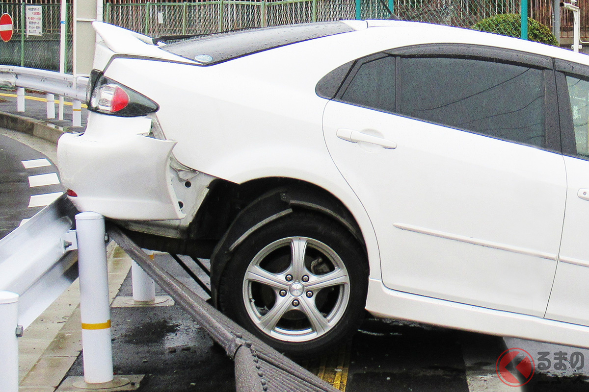 アクセルとブレーキの踏み間違いによる事故は後を絶たない(画像:フォトAC/イメージ)