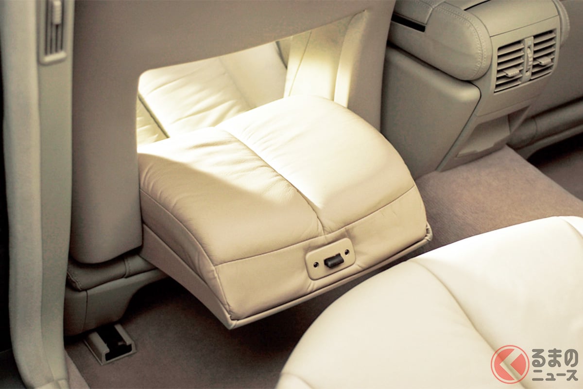 助手席に「足がニュッ」!? 昭和・平成の謎装備に反響集まる!