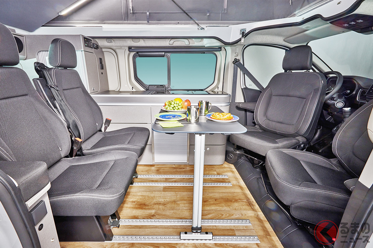 欧州向け日産のラージクラスミニバン「プリマスター」をベースにした車中泊仕様「プリマスター シーサイド by デスレフ」の内装 後席の位置にベッドを展開することができます
