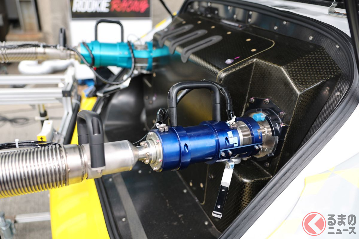 液体水素カローラは何が変わった?(奥:リターンジョイント/手前:充填ジョイント)