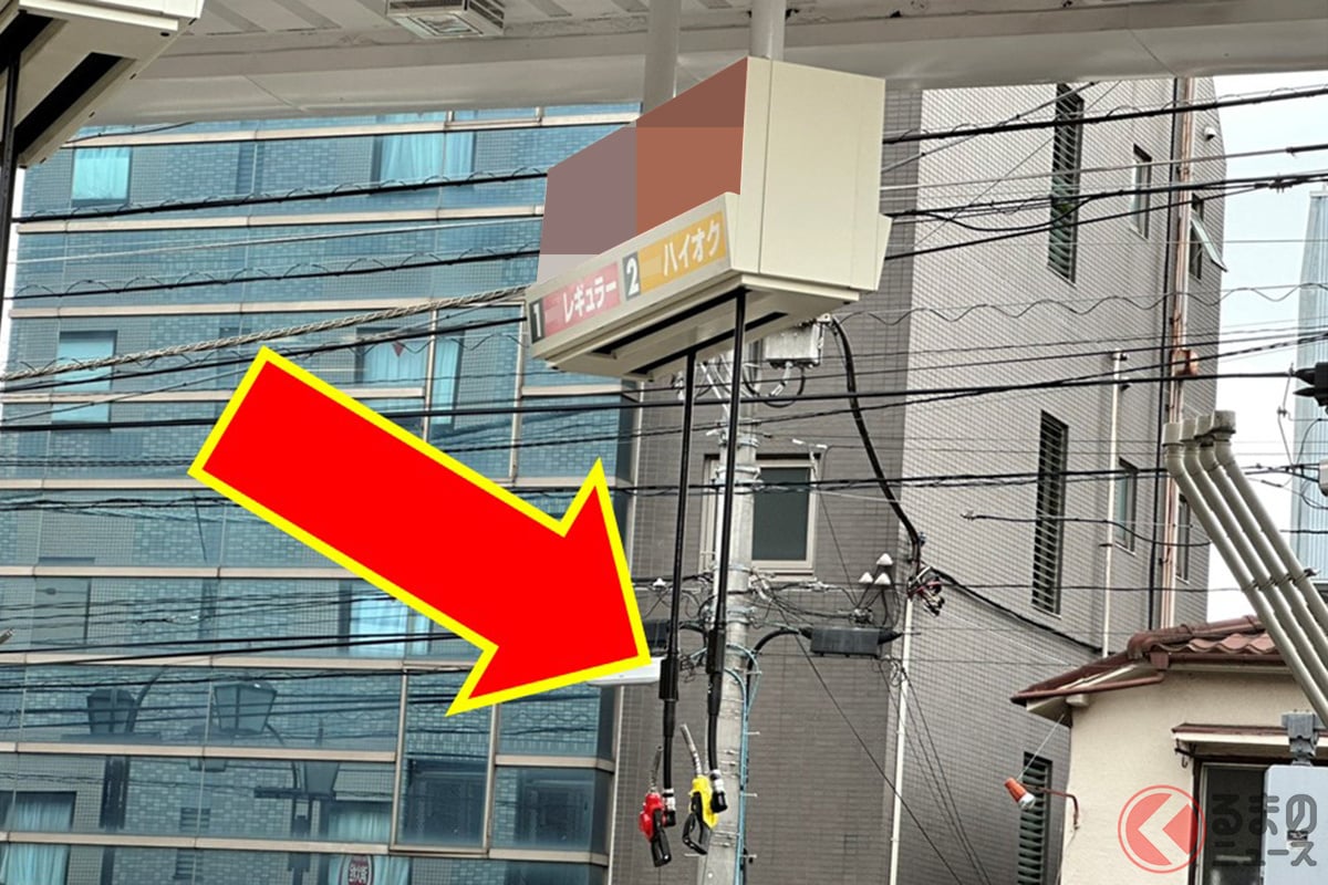 給油ノズルが天井からぶら下がっているガソリンスタンドの仕組みは?